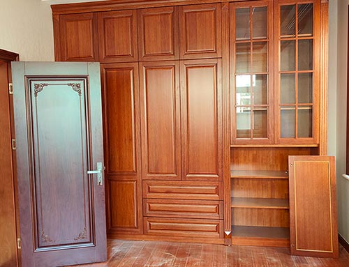 东风中式家庭装修里定制的实木衣柜效果图